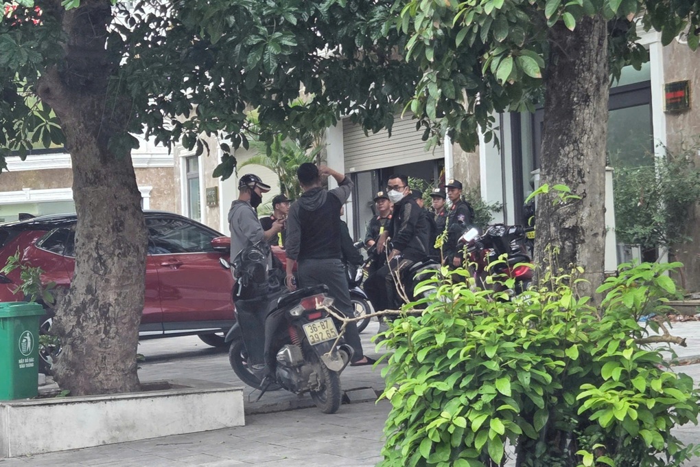 Cảnh sát đồng loạt khám xét nhà đại ca giang hồ xứ Thanh - 1 Cảnh sát đồng loạt khám xét nhà đại ca giang hồ xứ Thanh - 1