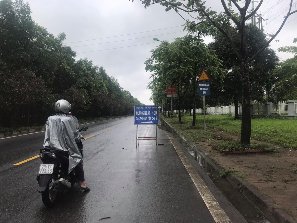 Đại lộ Thăng Long ngập như sông, ô tô xe máy bì bõm lội - 6 Đại lộ Thăng Long ngập như sông, ô tô xe máy bì bõm lội - 6