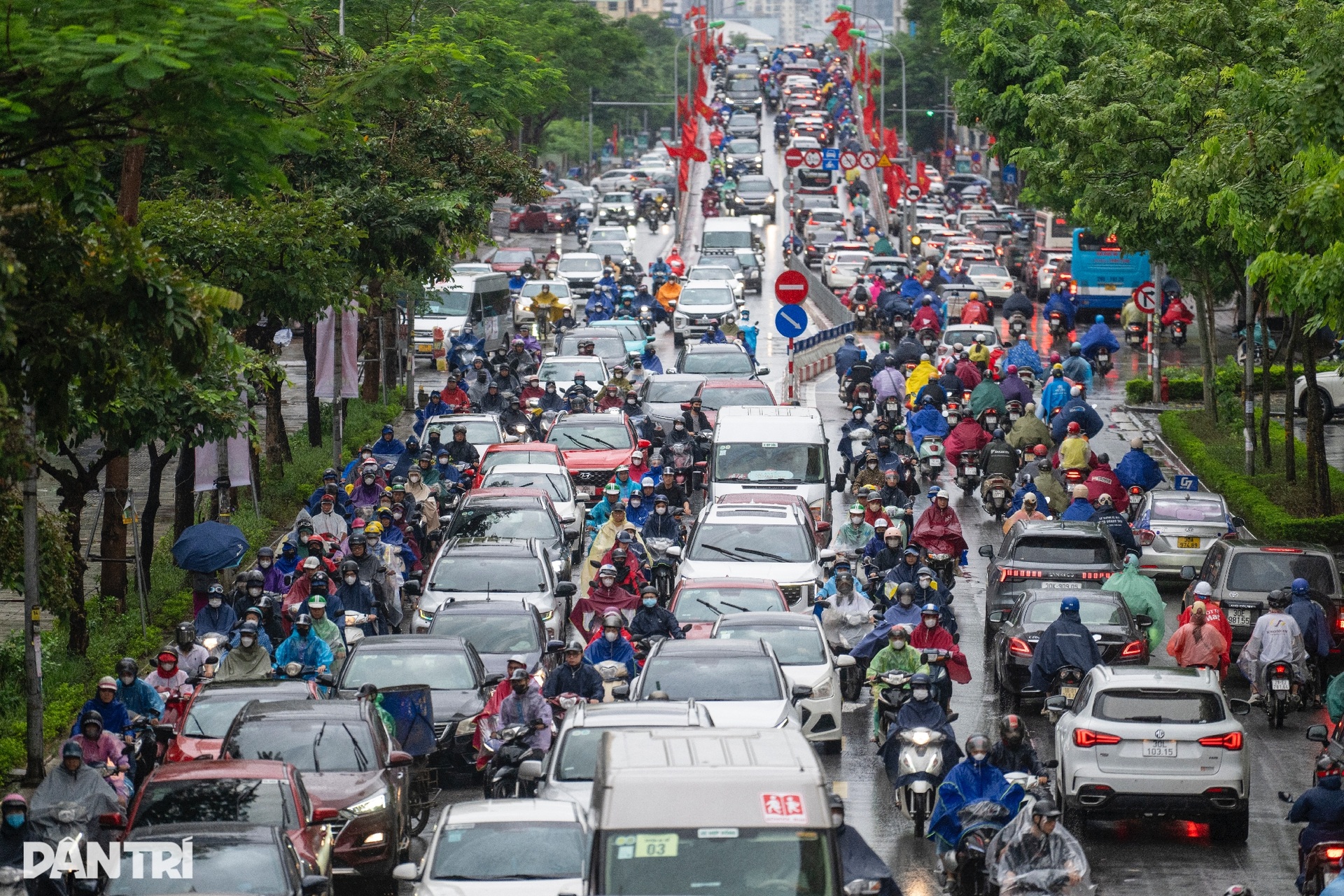 Ảnh hưởng bão Bualoi, người dân Hà Nội vất vả đội mưa đi làm sáng đầu tuần - 12 Ảnh hưởng bão Bualoi, người dân Hà Nội vất vả đội mưa đi làm sáng đầu tuần - 12