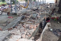 Tường rào trường tiểu học đổ sập đè bẹp 20 xe đạp học sinh