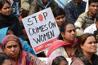 Ấn Độ: Vợ bị hãm hiếp tập thể trước mặt chồng