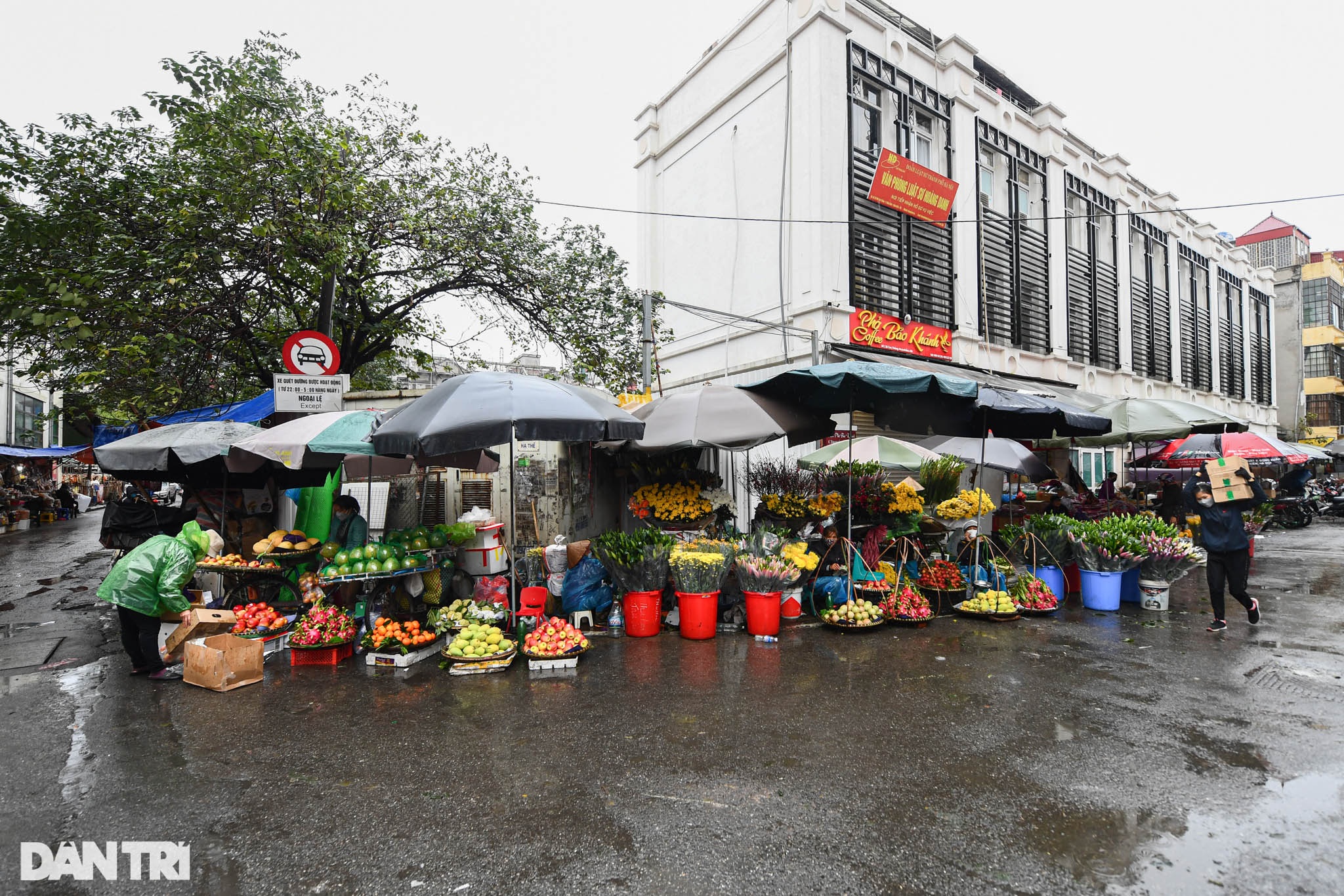 Người dân Thủ đô đội mưa đi lễ chùa trong ngày rằm cuối cùng năm Tân Sửu - 12 Người dân Thủ đô đội mưa đi lễ chùa trong ngày rằm cuối cùng năm Tân Sửu - 12