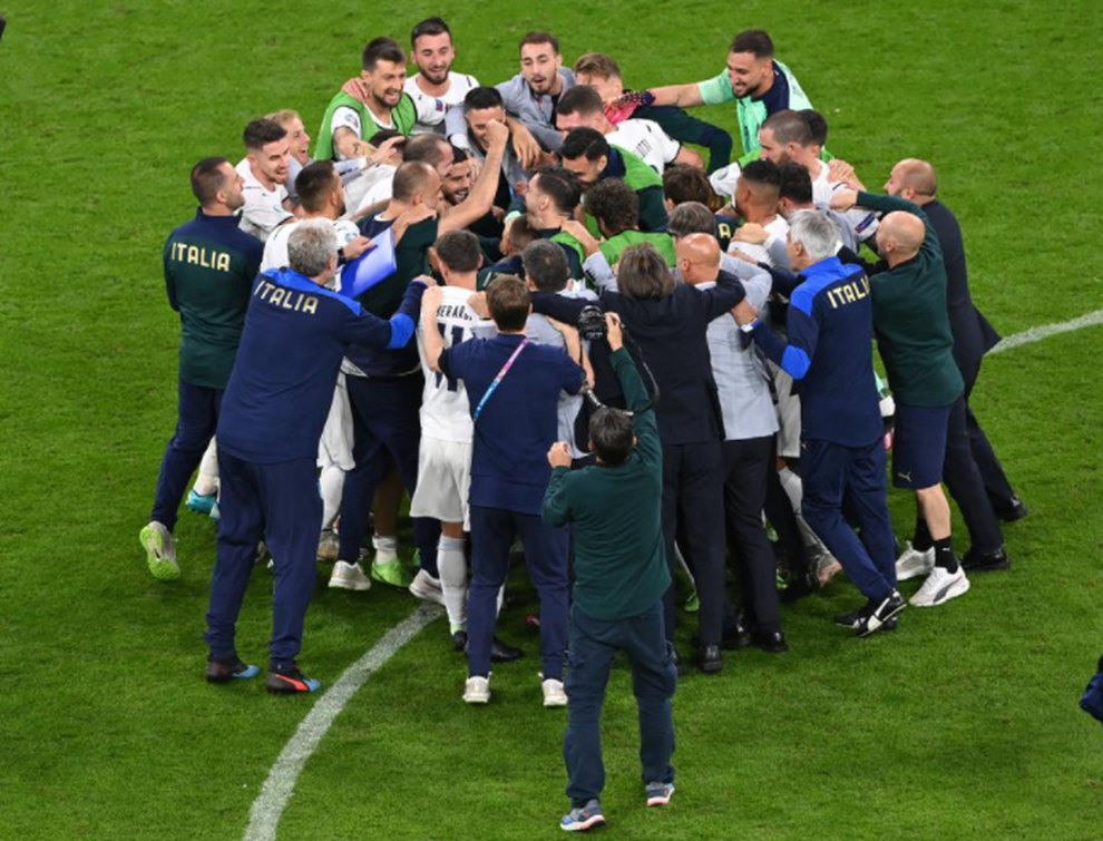 Niềm vui sướng tột độ của đội tuyển Italia sau khi đánh bại Bỉ - 18 Niềm vui sướng tột độ của đội tuyển Italia sau khi đánh bại Bỉ - 18