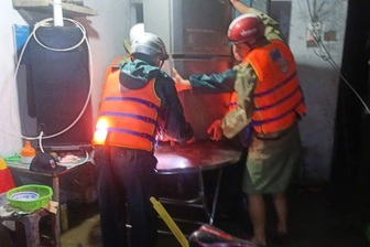 Nước dâng bất ngờ, nhiều người dân Gia Lai vội vàng kê đồ đạc trong đêm