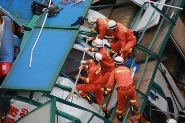 Sập cần cẩu ở Trung Quốc, 18 người chết