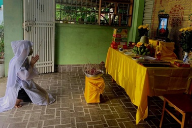 Nữ nhân viên y tế nén nỗi đau "không gặp mẹ lần cuối" vì Covid-19