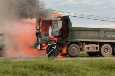 Xe tải bốc cháy ngùn ngụt khi đang lưu thông trên đường