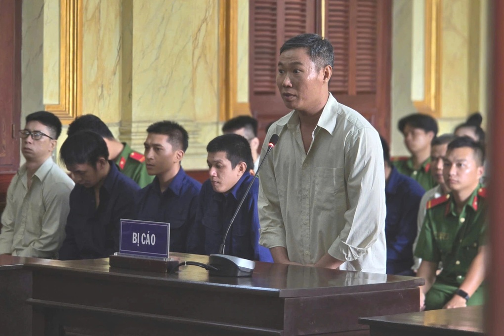 Cựu Đại úy Công an TPHCM cầm đầu đường dây buôn lậu lĩnh án - 1 Cựu Đại úy Công an TPHCM cầm đầu đường dây buôn lậu lĩnh án - 1
