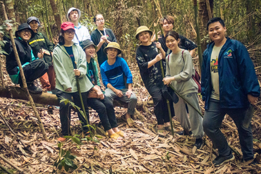 GenZ học tập bằng trồng cây, gom rác, lăn lộn thực tế