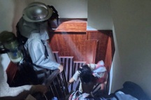 Cháy nhà 6 tầng ở Hà Nội, cảnh sát giải cứu 8 người mắc kẹt