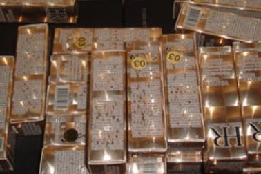 Bắt hàng nghìn hộp son môi, phấn mắt nhái nhãn hiệu Pháp