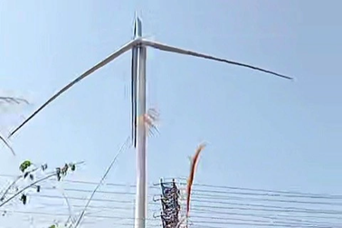 Cánh quạt điện gió bất ngờ gãy khi đang bảo dưỡng