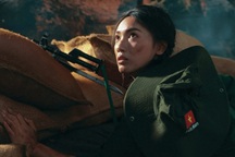 Á khôi người Dao gây sốt với bộ ảnh lấy cảm hứng từ “Mưa đỏ”