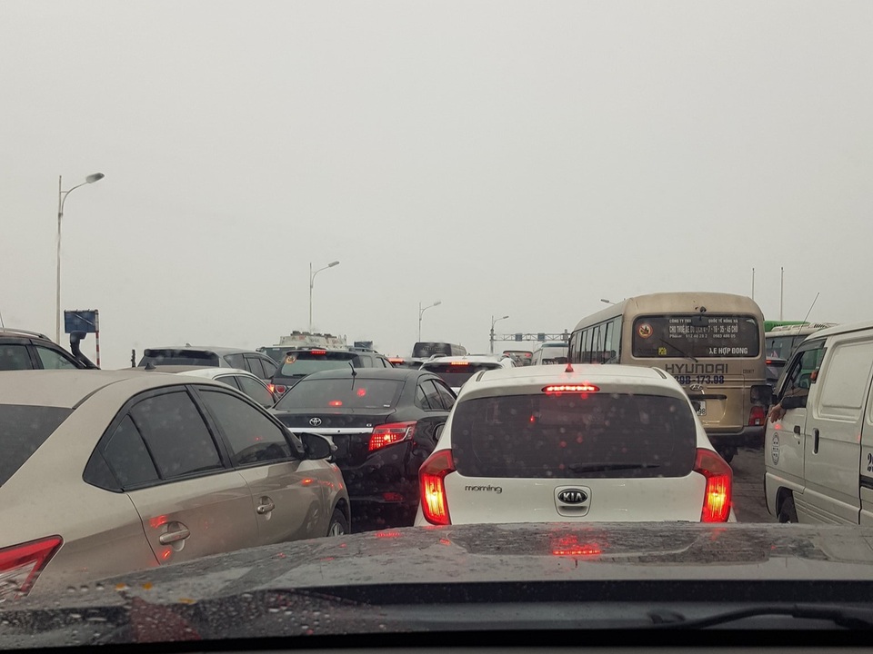 Ô tô phơi bụng sau khi tông dải phân cách cầu Vĩnh Tuy - 3 Ô tô phơi bụng sau khi tông dải phân cách cầu Vĩnh Tuy - 3