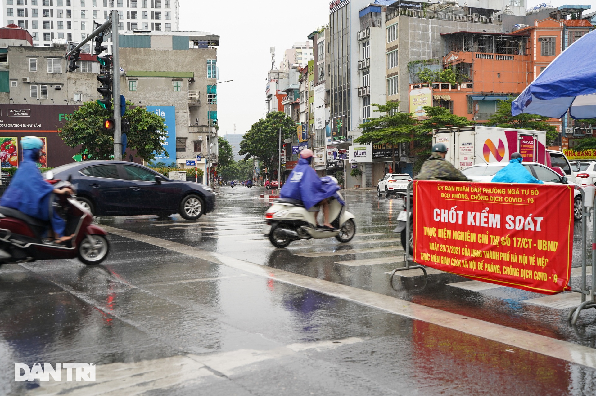 Dân ngỡ ngàng khi nhiều chốt xả trạm, nhiều điểm siết chặt giấy đi đường - 10 Dân ngỡ ngàng khi nhiều chốt xả trạm, nhiều điểm siết chặt giấy đi đường - 10