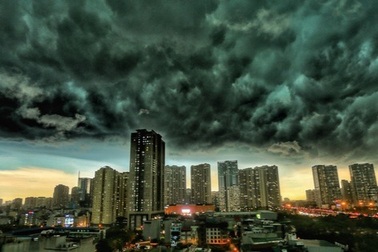 Tại sao ban ngày nắng nóng, chiều tối lại hay có mưa dông?