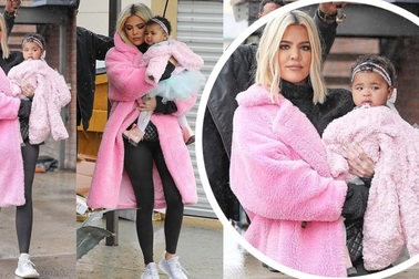 Khloe Kardashian sành điệu bế con ra phố