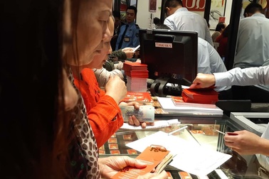 Giá vàng tăng cao bất ngờ, USD sụt giảm