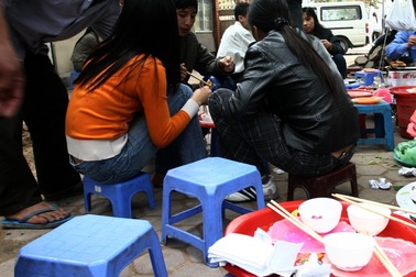 Một tấn giấy ăn, “ướp” 9kg hóa chất?