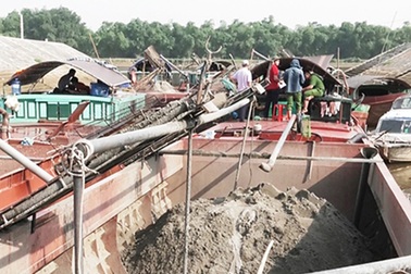 Bắt 6 sà lan từ Nghệ An sang Hà Tĩnh trộm cát