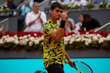 Alcaraz gặp khó khăn ở trận đầu tại Madrid Open