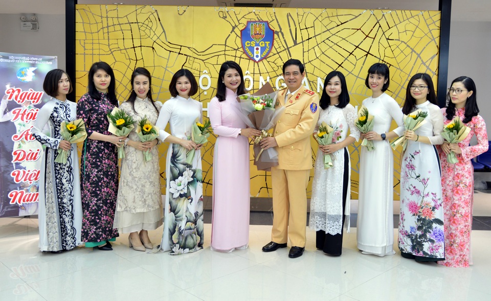 Bất ngờ hình ảnh nữ Cảnh sát giao thông duyên dáng với áo dài - 2 Bất ngờ hình ảnh nữ Cảnh sát giao thông duyên dáng với áo dài - 2
