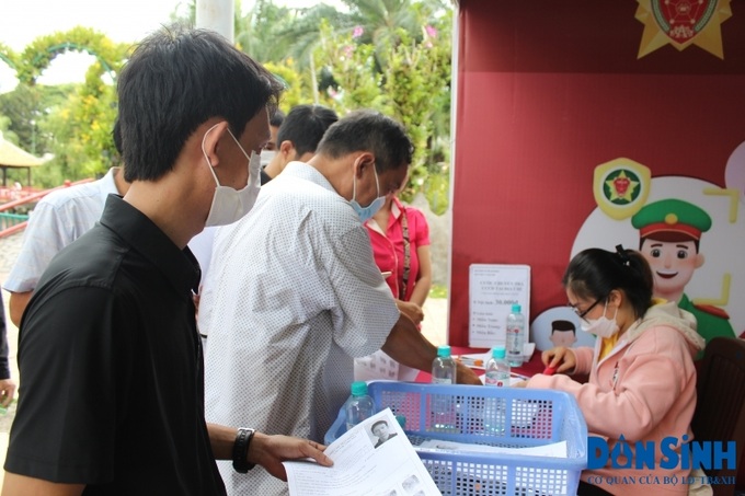 Tổ công tác cũng phối hợp với Bưu điện tỉnh Quảng Nam, Bưu điện TP.HCM nhằm giúp bà con đăng ký nhận CCCD tại nhà.