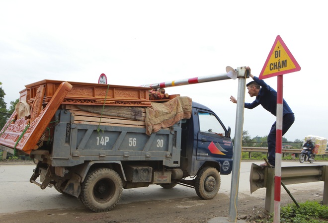 Cầu Đoan Hùng xuống cấp nghiêm trọng, người dân “chật vật” đi bộ qua cầu - 13 Cầu Đoan Hùng xuống cấp nghiêm trọng, người dân “chật vật” đi bộ qua cầu - 13