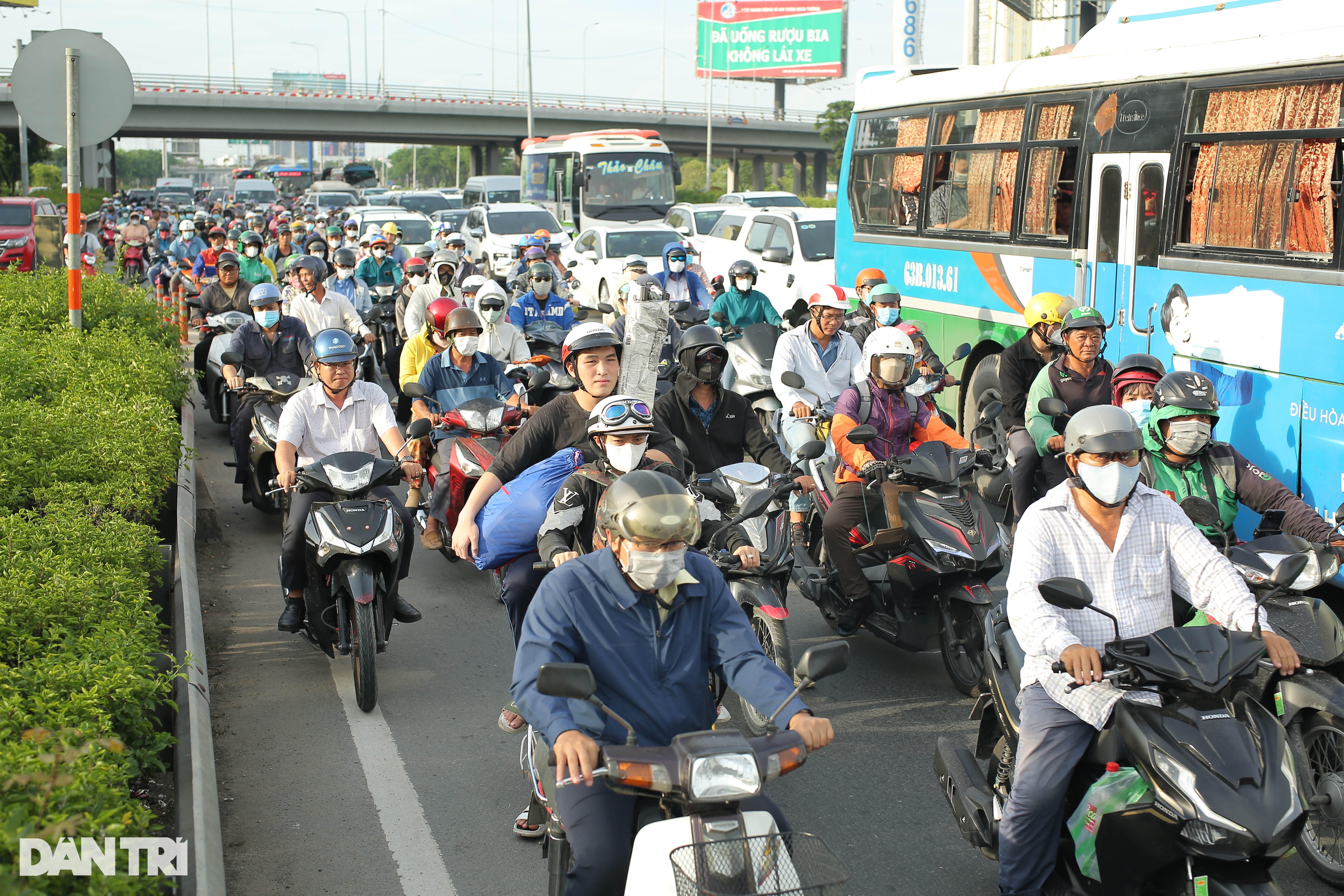 Người dân bắt đầu đi chơi lễ Quốc khánh, cửa ngõ TPHCM ùn ứ - 2