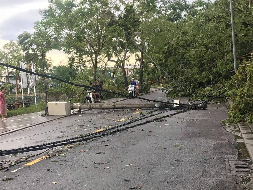 EVNCPC khẩn trương xử lý sự cố lưới điện do ảnh hưởng Bão số 5 (Noul) - 1