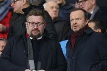 Động thái bất ngờ của sếp lớn Man Utd trước khi từ chức