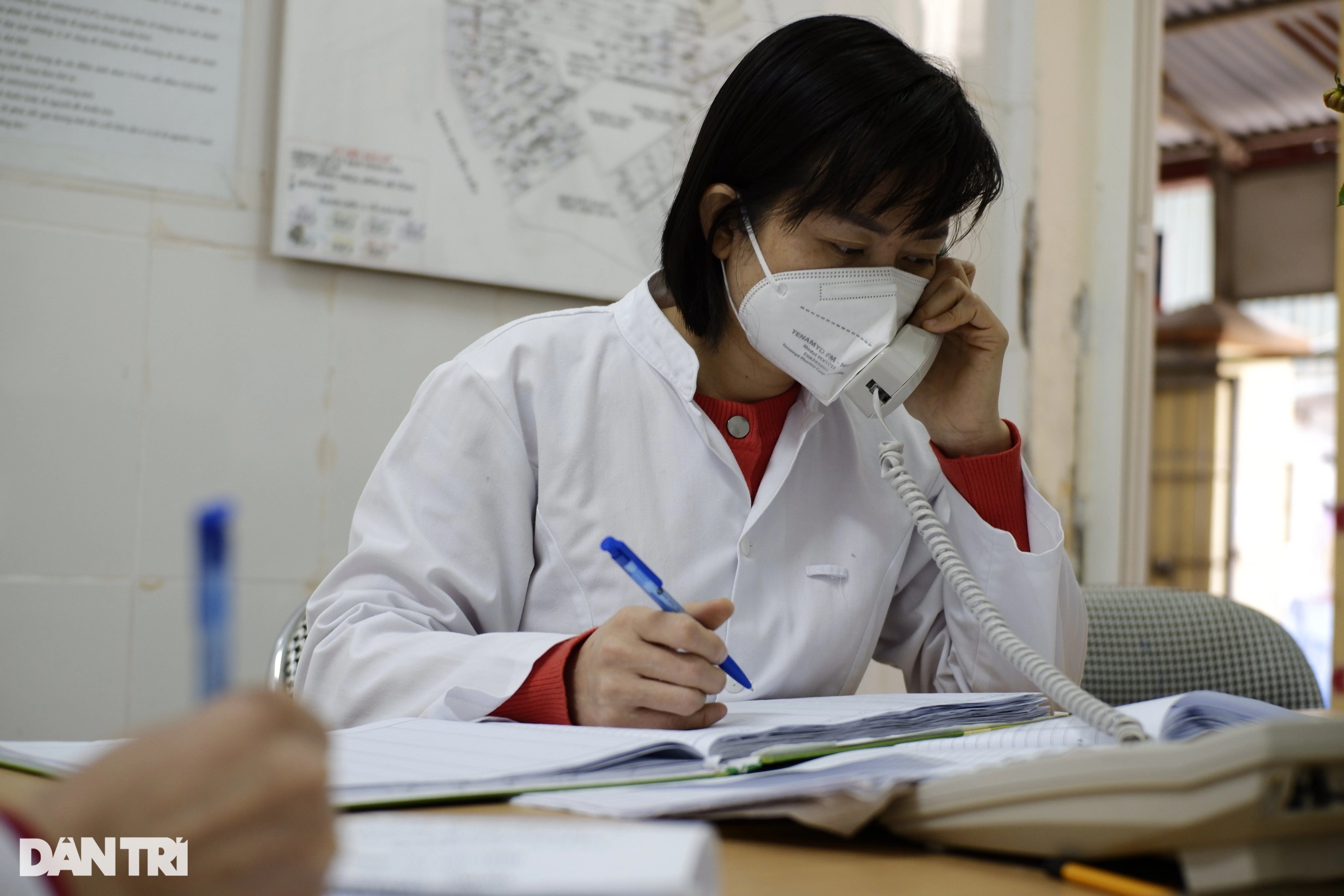 Sức nóng bên trong trạm y tế quận cam ở Hà Nội - 4