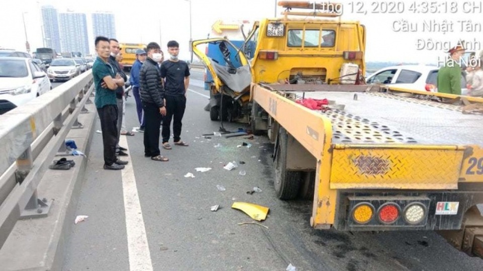 Xe cứu hộ tông xe môi trường trên cầu Nhật Tân, 2 người thương vong - 1 Xe cứu hộ tông xe môi trường trên cầu Nhật Tân, 2 người thương vong - 1