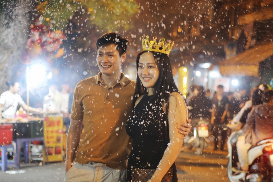 Người Hà Nội chen chân chụp ảnh Giáng sinh giữa thời tiết giá lạnh - 10 Người Hà Nội chen chân chụp ảnh Giáng sinh giữa thời tiết giá lạnh - 10