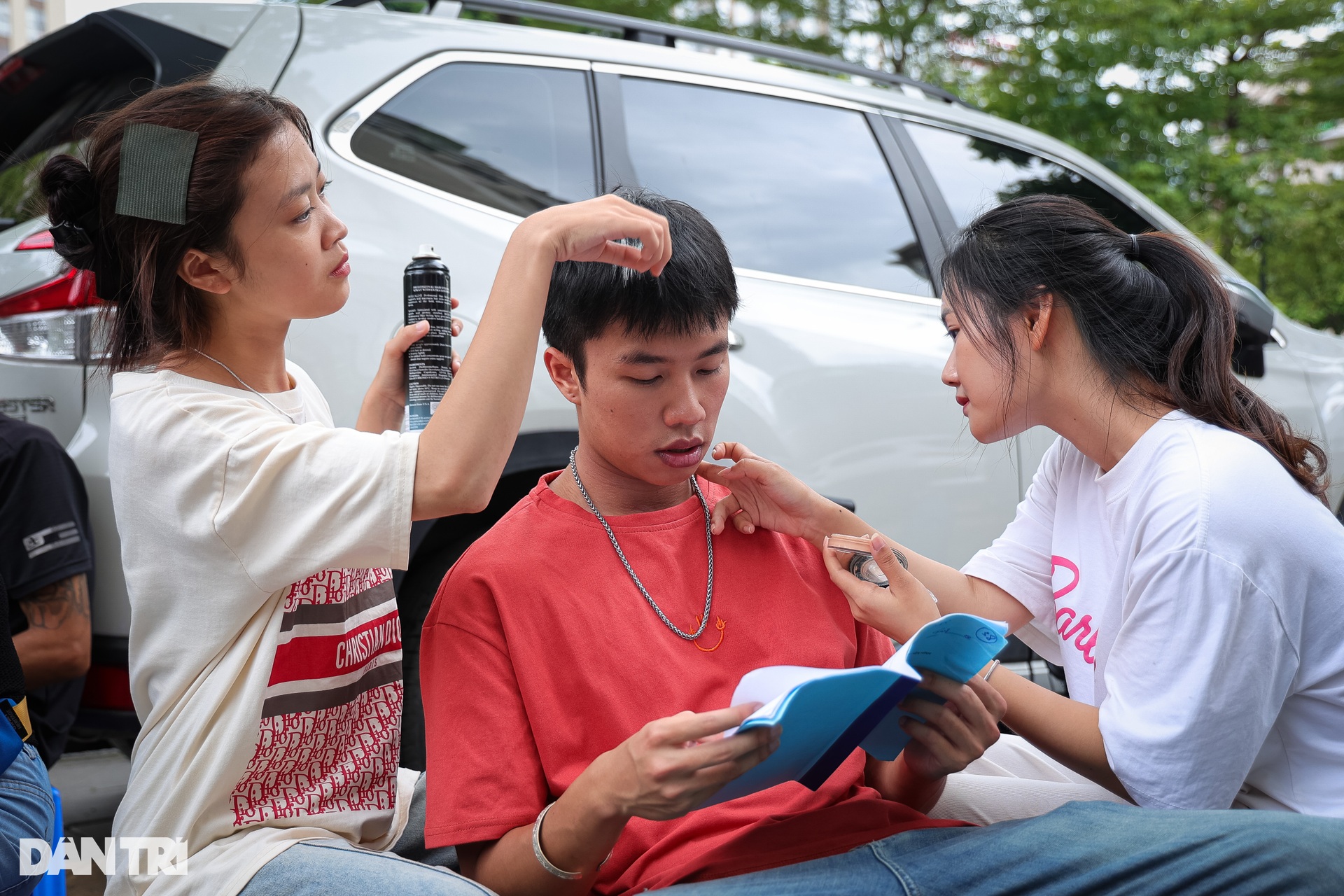 Con trai Vân Dung vào vai cậu ấm Chải: Ăn cơm hộp, chạy mưa ở trường quay - 1