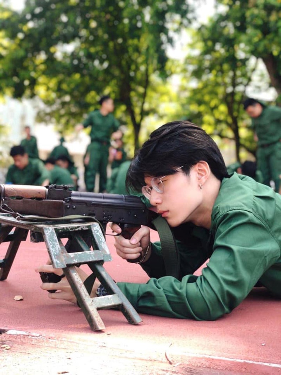 Nam sinh Kinh tế Quốc dân gây chú ý trong ảnh mặc đồ quân sự - 4