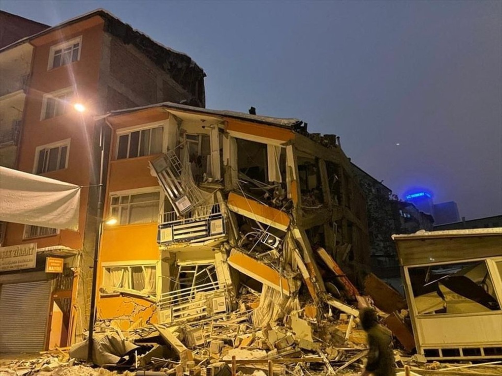 Gần 350 người thiệt mạng trong trận động đất ở Thổ Nhĩ Kỳ, Syria - 1 Gần 350 người thiệt mạng trong trận động đất ở Thổ Nhĩ Kỳ, Syria - 1