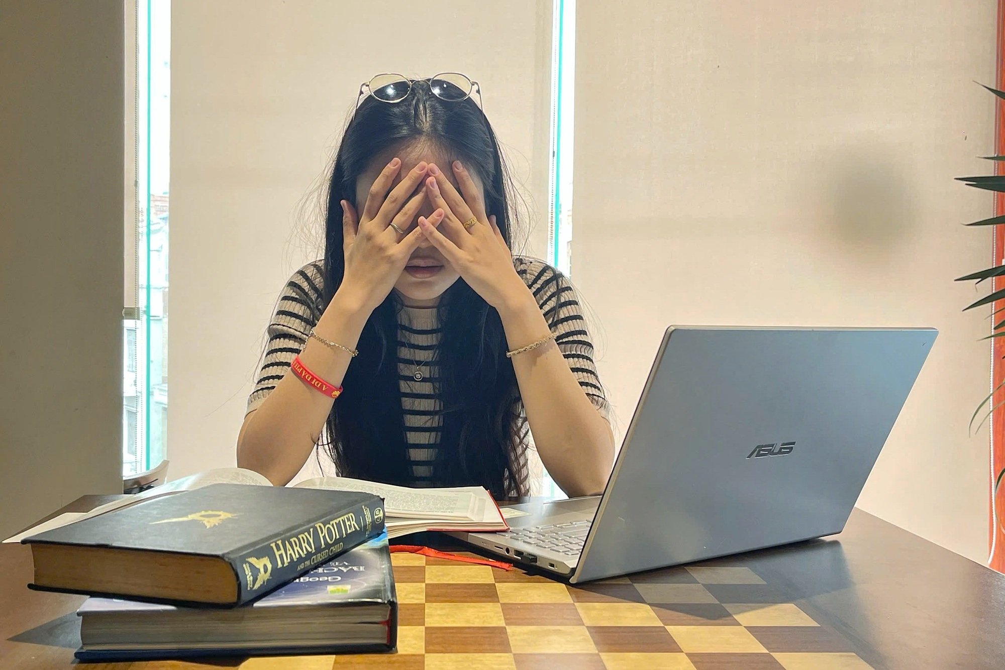 Một bộ phận 80 người bị sa thải, nữ nhân viên chết lặng trong phòng họp - 2 Một bộ phận 80 người bị sa thải, nữ nhân viên chết lặng trong phòng họp - 2