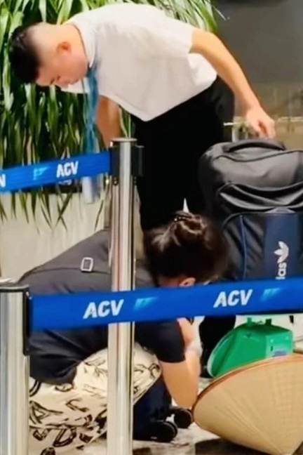 Cái cân trước cửa ra máy bay