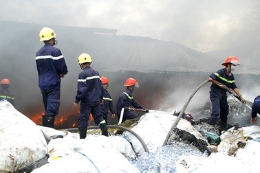 Xưởng phế liệu bốc cháy dữ dội, cả khu dân cư náo loạn