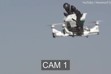 Video cảnh sát Dubai ngã lộn nhào khi điều khiển xe bay