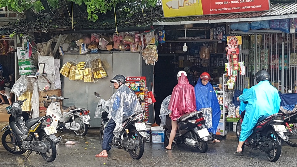Người dân trú trên gác mái, cho lợn lên giường tránh lũ - 17 Người dân trú trên gác mái, cho lợn lên giường tránh lũ - 17