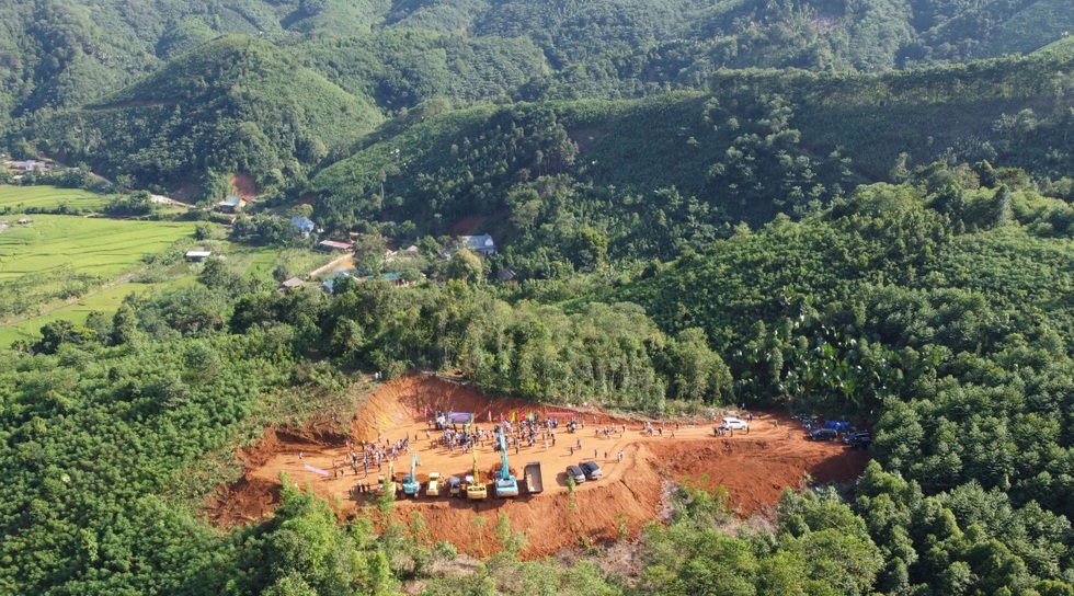 Thủ tướng: Đau đớn, xót xa khi chứng kiến tài sản đồng bào bị lũ tàn phá - 9 Thủ tướng: Đau đớn, xót xa khi chứng kiến tài sản đồng bào bị lũ tàn phá - 9