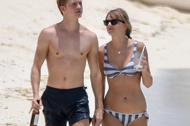 Taylor Swift diện bikini rạng ngời bên bạn trai người Anh