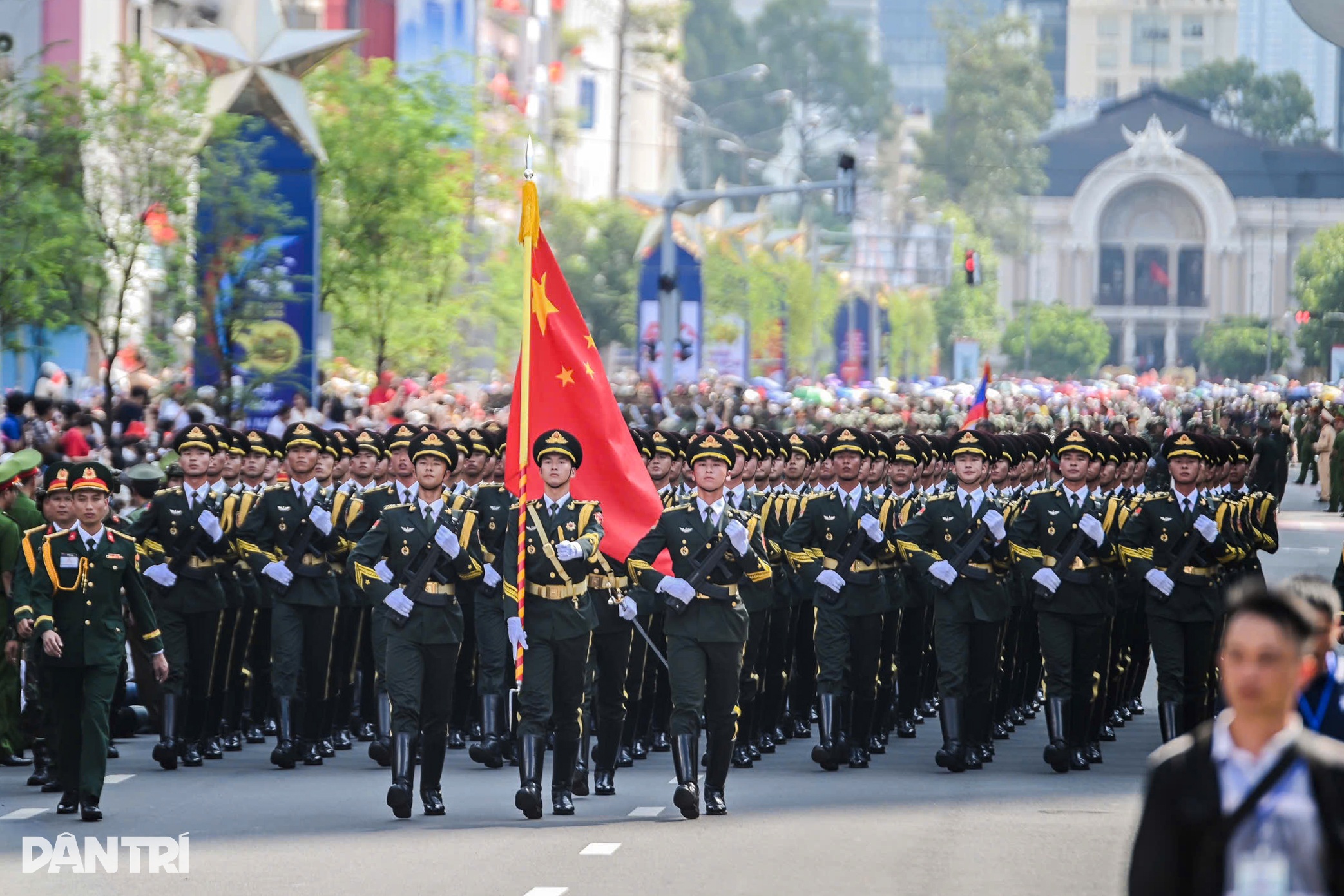 View - Rộn ràng theo nhịp chân chiến sĩ diễu binh chuẩn bị đại lễ 30/4 | Báo Dân trí