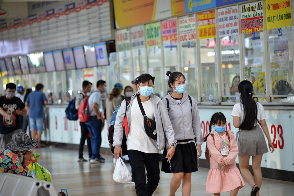 Hành khách đeo khẩu trang kín mít ở sân bay, bến xe phòng virus Corona - 5 Hành khách đeo khẩu trang kín mít ở sân bay, bến xe phòng virus Corona - 5