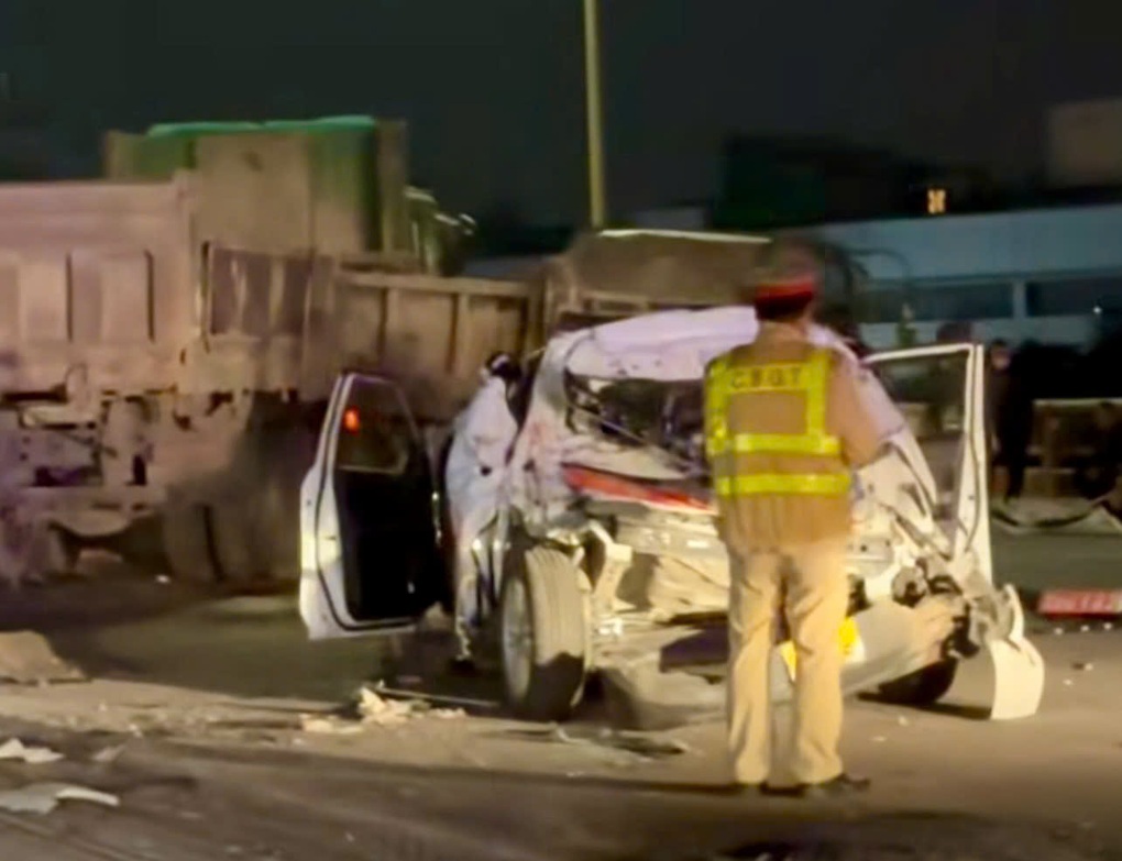 Xe tải hổ vồ đâm liên hoàn 3 ô tô trên Vành đai 3, taxi bẹp rúm - 2