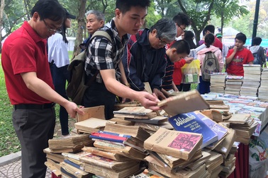 Sách cũ, sách giá rẻ hút độc giá nhí tại Ngày Sách Việt Nam lần thứ 4