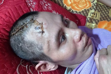 Xót thương người đàn ông từng bị lũ cuốn nhiều đêm khóc vật vã bên mộ con