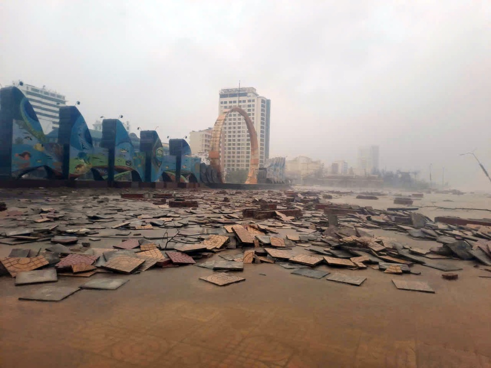 Người dân miền Trung trắng đêm trong tâm bão Bualoi